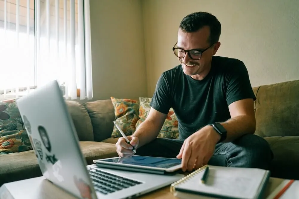 Persona trabajando en finanzas